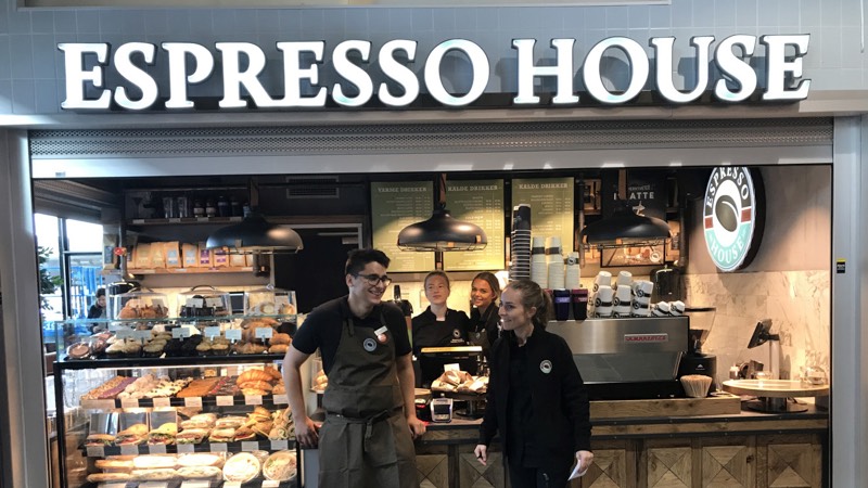 Ingen arealer på stasjonen bør stå tomme. På Trondheim S var det ledig 11 kvadratmeter, som ble gjort om til (muligens) verdens minste Espresso House. Foto: Bane NOR Eiendom
